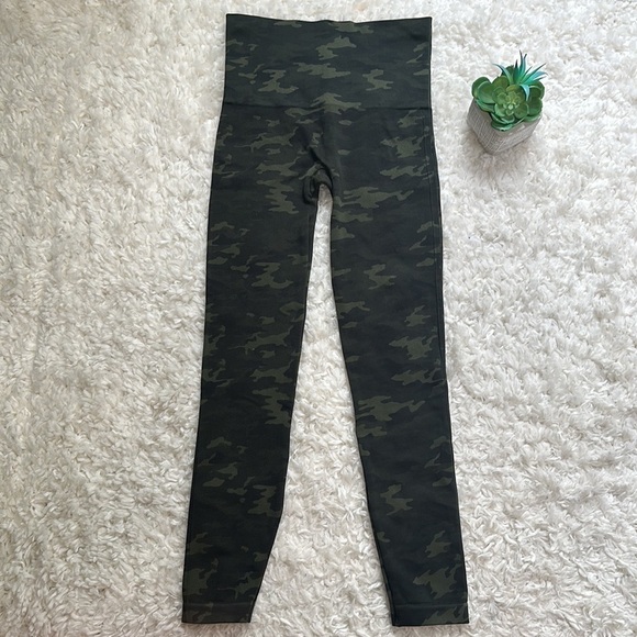 Spanx Look At Me Now Seamless Legging in Green Camo - Picture 5 of 6
